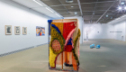 Weaving Worlds, Άποψη εγκατάστασης (από αριστερά προς τα δεξιά):  Μιχάλης Λεκάκης, Untitled: Shapes, 1946, Metamorphosis of the Sun, 1947, Untitled: Grid, 1946; Μάρω Φασουλή, Behavioural strategies, 2021 ; Χρυσάνθη Κουμιανάκη, Maps like balloons, 2014-2021 ; ‘Αννα Λάσκαρη, Rattling Frames, 2020-2022 ; Δημήτρης Γαβαλάς, Μετάλλαξη, 1993 ; Πέτρος Τατσιόπουλος, Painting Mirror, 2019 ;  διακρίνεται μέρος του έργου της Λίνα Θεοδώρου, Effective dreamer, 2021, Αμερικάνικο Κολλέγιο της Ελλάδας, 2022