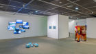 Weaving Worlds, Άποψη εγκατάστασης Σοφία Ντώνα, Alternative Brennero, 2019 ; Χρυσάνθη Κουμιανάκη, Maps like balloons, 2014-2021 ; Ανδρέας Ράγκναρ Κασάπης, wave tootsie 1, wave tootsie 2, 2021 ; Μάρω Φασουλή, Behavioural strategies, 2021, Αμερικάνικο Κολλέγιο της Ελλάδας, 2022