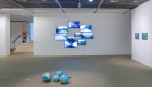 Weaving Worlds, Άποψη εγκατάστασης, Σοφία Ντώνα, Alternative Brennero, 2019 ; Χρυσάνθη Κουμιανάκη, Maps like balloons, 2014-2021 ; Ανδρέας Ράγκναρ Κασάπης, wave tootsie 1, wave tootsie 2, 2021, Αμερικάνικο Κολλέγιο της Ελλάδας, 2022