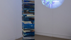 ‘Εφη Χαλυβοπούλου, Νίκος Φάλαγγας, Tim Ward, Weaving Wars and other Temporalities, 2022, (λεπτομέρεια εγκατάστασης),Weaving Worlds / Wars, 2022, βίντεο: στρογγυλή προβολή, 7ʼ53” , Fragmented Sky / Fifty Canceled Paintings,1991, ακρυλικά σε χαρτί, τελάρα, 150x25x25εκ., Αμερικάνικο Κολλέγιο της Ελλάδας, 2022